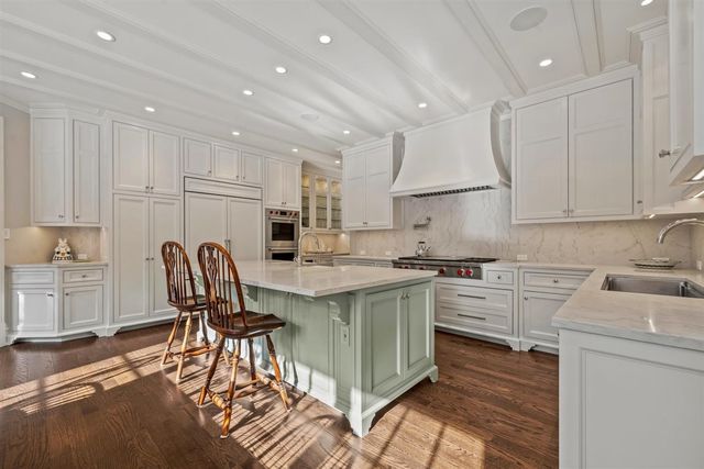 745 E Woodland Road, Lake Forest, IL 60045