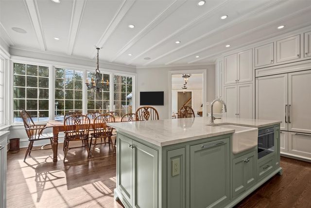 745 E Woodland Road, Lake Forest, IL 60045