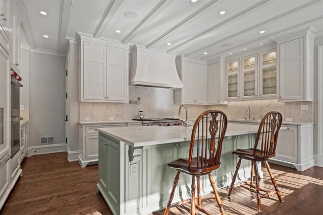 745 E Woodland Road, Lake Forest, IL 60045