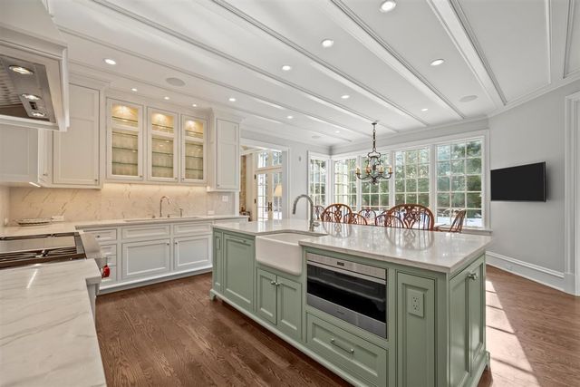 745 E Woodland Road, Lake Forest, IL 60045