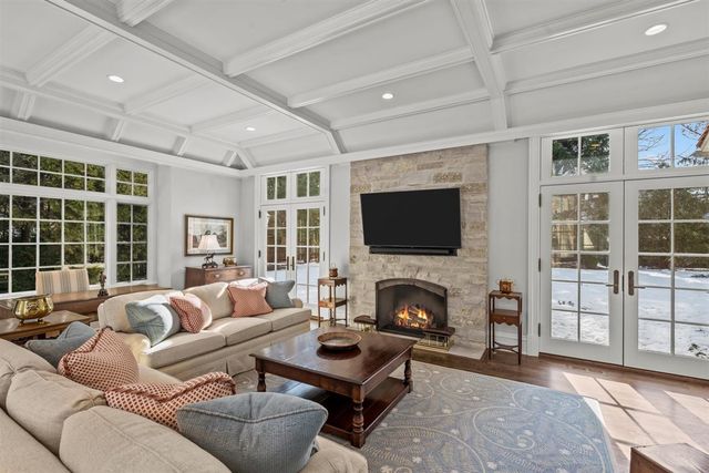 745 E Woodland Road, Lake Forest, IL 60045