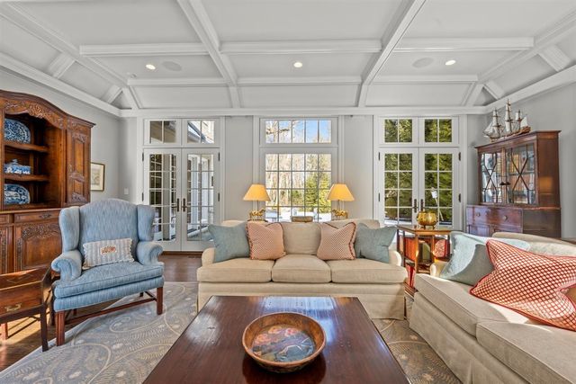 745 E Woodland Road, Lake Forest, IL 60045