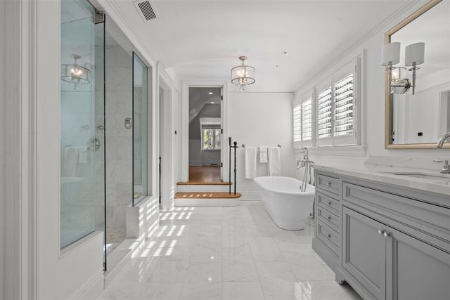 745 E Woodland Road, Lake Forest, IL 60045