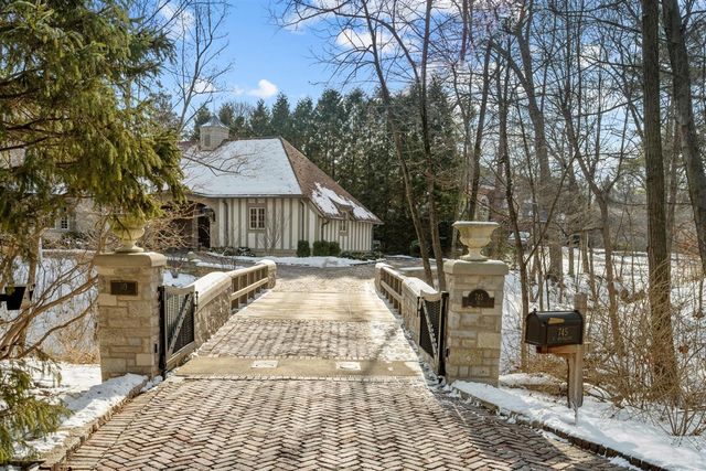 745 E Woodland Road, Lake Forest, IL 60045