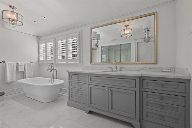 745 E Woodland Road, Lake Forest, IL 60045