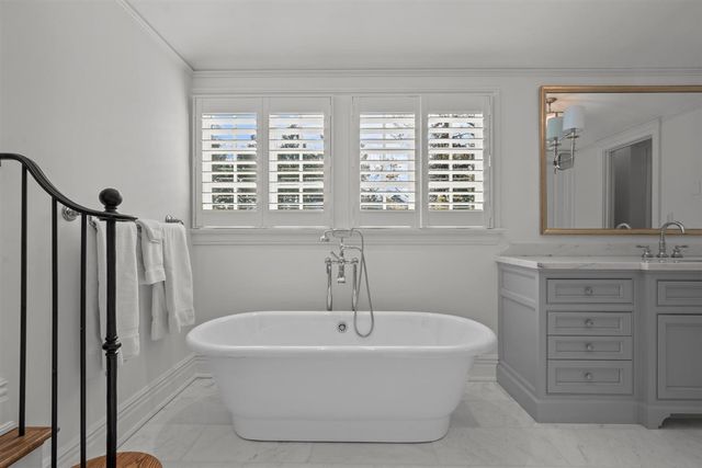 745 E Woodland Road, Lake Forest, IL 60045