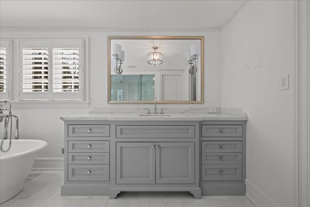 745 E Woodland Road, Lake Forest, IL 60045