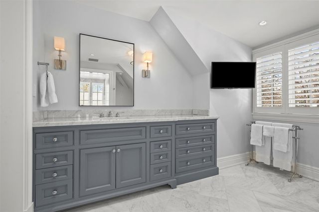 745 E Woodland Road, Lake Forest, IL 60045