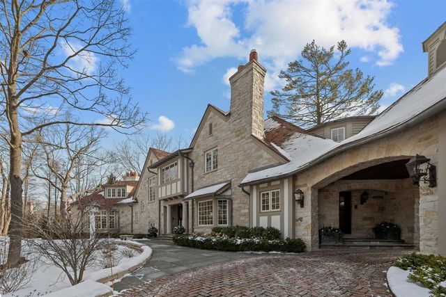 745 E Woodland Road, Lake Forest, IL 60045