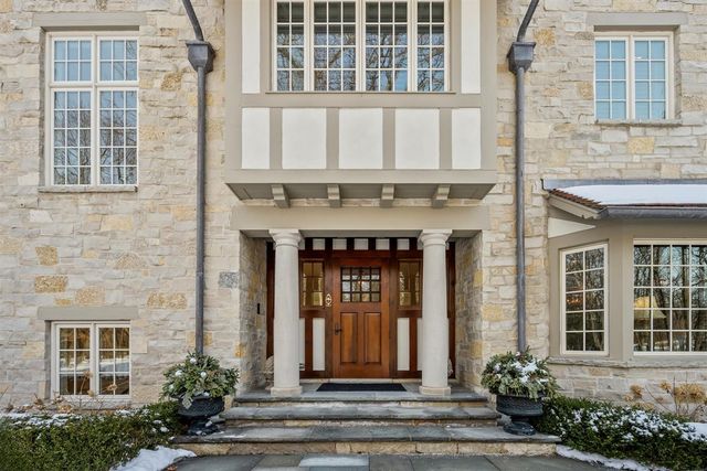 745 E Woodland Road, Lake Forest, IL 60045