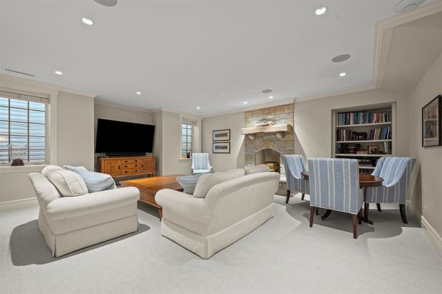 745 E Woodland Road, Lake Forest, IL 60045