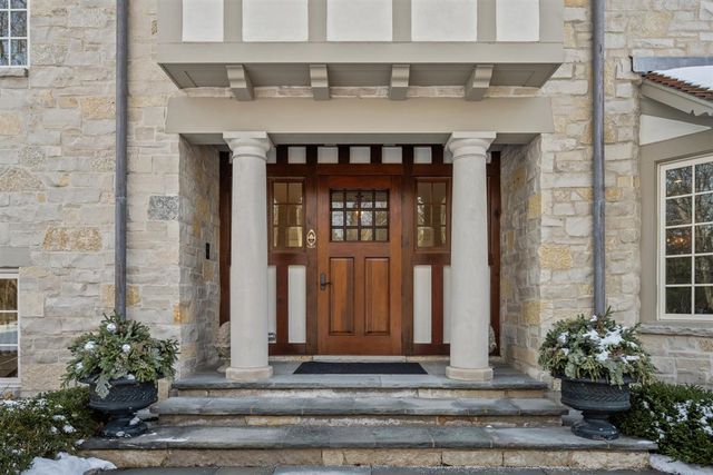 745 E Woodland Road, Lake Forest, IL 60045