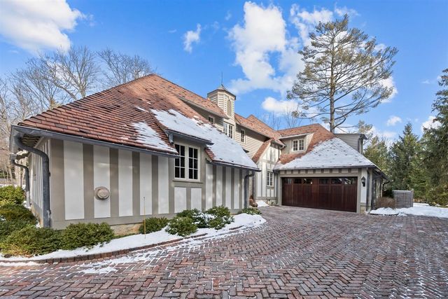 745 E Woodland Road, Lake Forest, IL 60045