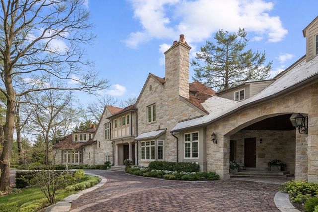 745 E Woodland Road, Lake Forest, IL 60045