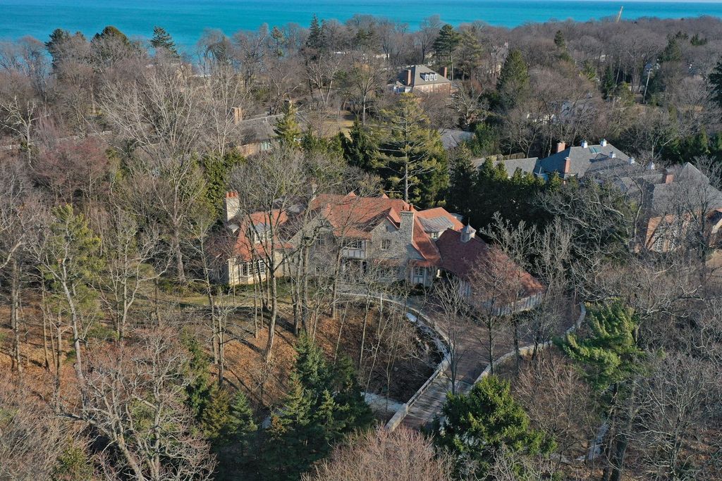 745 E Woodland Road, Lake Forest, IL 60045