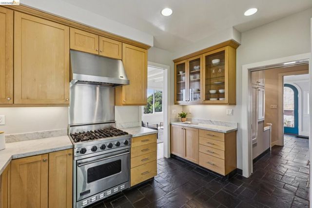 8 Mosswood Rd, Berkeley, CA 94704