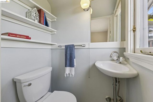 8 Mosswood Rd, Berkeley, CA 94704