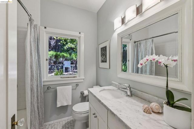 8 Mosswood Rd, Berkeley, CA 94704