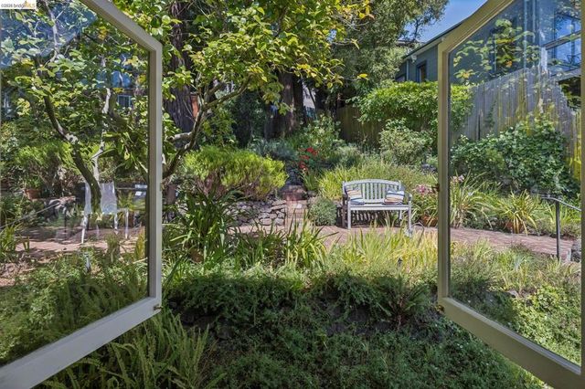 8 Mosswood Rd, Berkeley, CA 94704