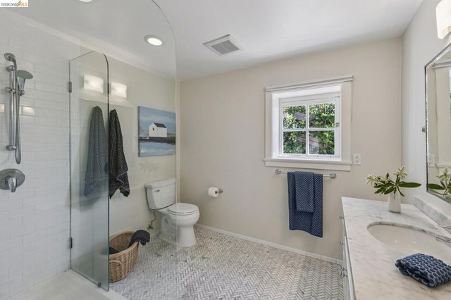 8 Mosswood Rd, Berkeley, CA 94704