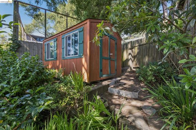 8 Mosswood Rd, Berkeley, CA 94704