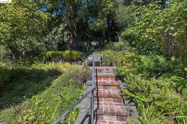 8 Mosswood Rd, Berkeley, CA 94704