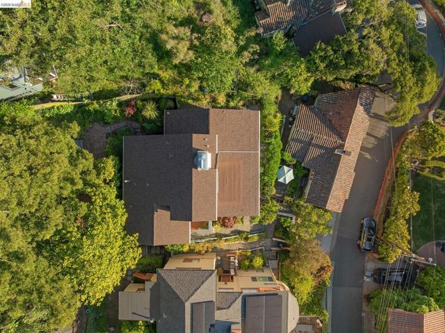8 Mosswood Rd, Berkeley, CA 94704