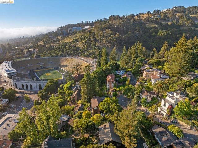 8 Mosswood Rd, Berkeley, CA 94704