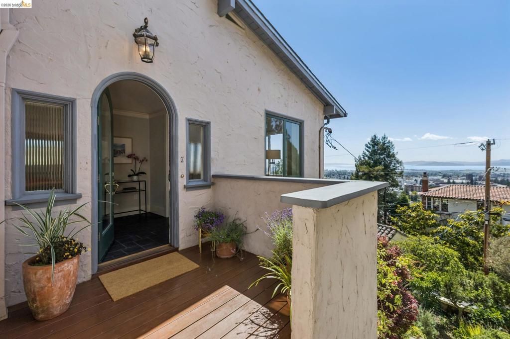 8 Mosswood Rd, Berkeley, CA 94704