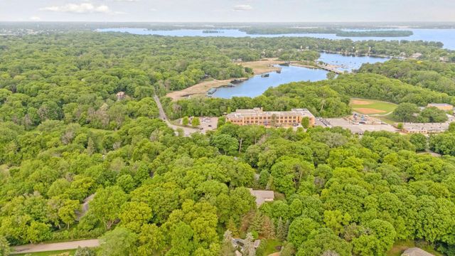 18995 Maple Lane, Deephaven, MN 55331