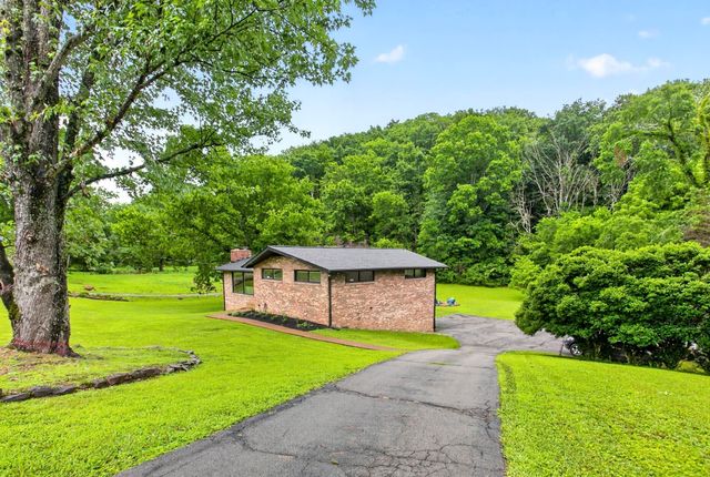 9077 Old Charlotte Pike, Pegram, TN 37143