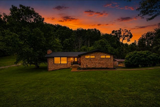 9077 Old Charlotte Pike, Pegram, TN 37143