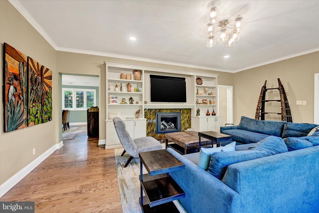 Image 11 of property listing at 904 BELLEMORE RD, Baltimore, MD 21210