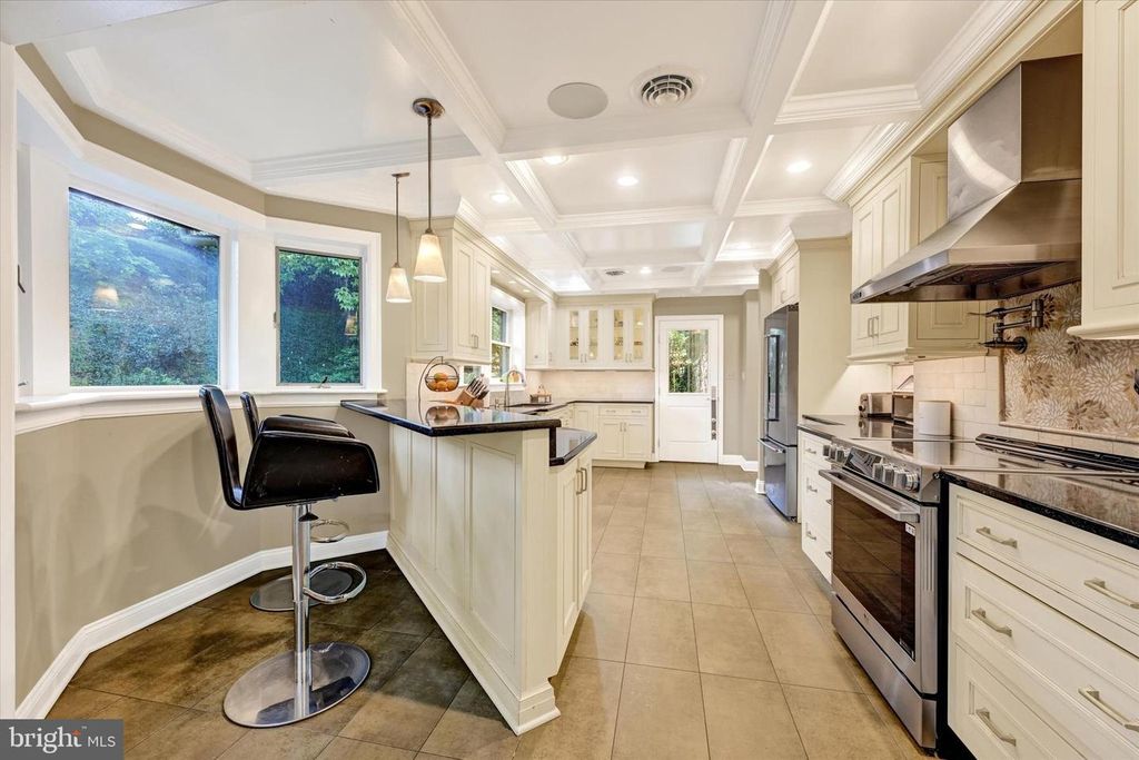 Image 14 of property listing at 904 BELLEMORE RD, Baltimore, MD 21210