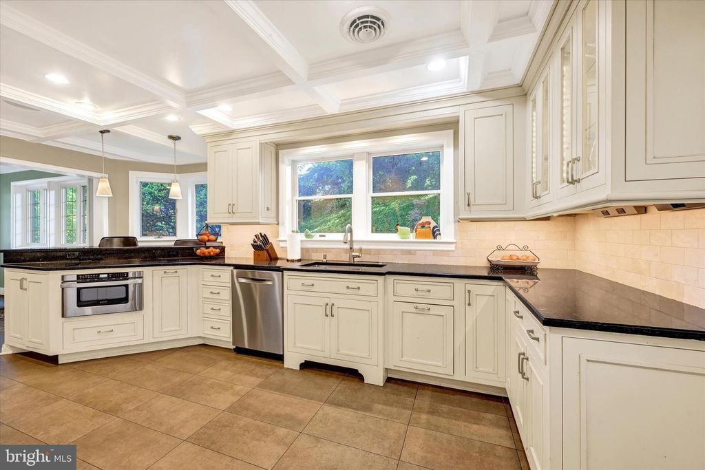 Image 16 of property listing at 904 BELLEMORE RD, Baltimore, MD 21210