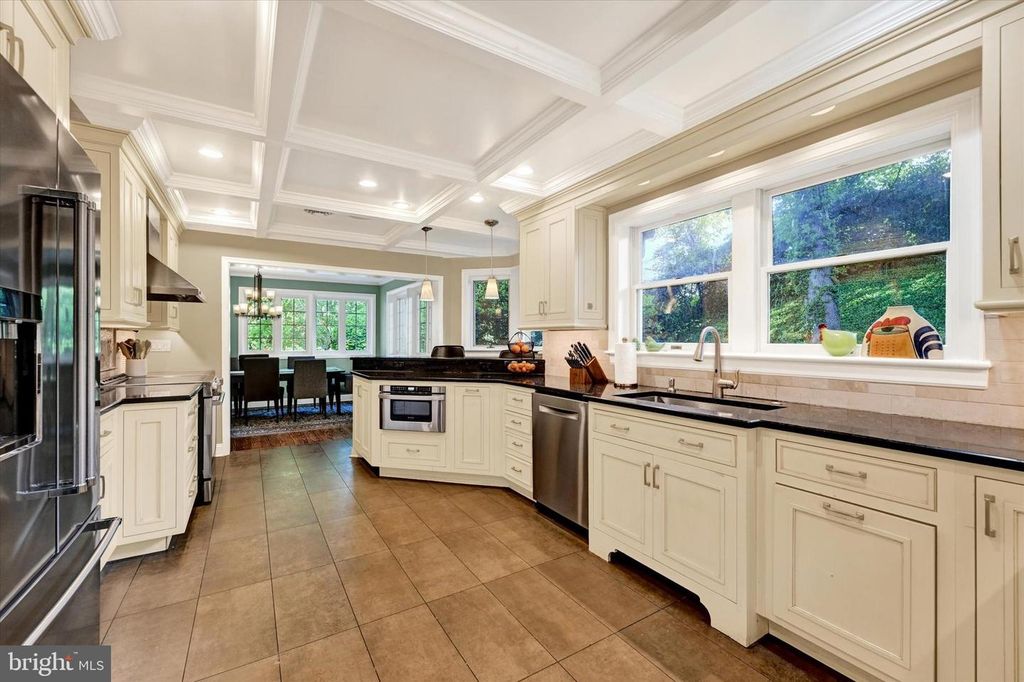Image 17 of property listing at 904 BELLEMORE RD, Baltimore, MD 21210