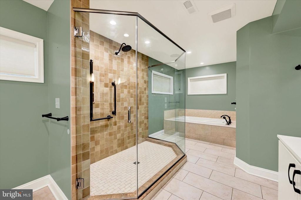 Image 40 of property listing at 904 BELLEMORE RD, Baltimore, MD 21210