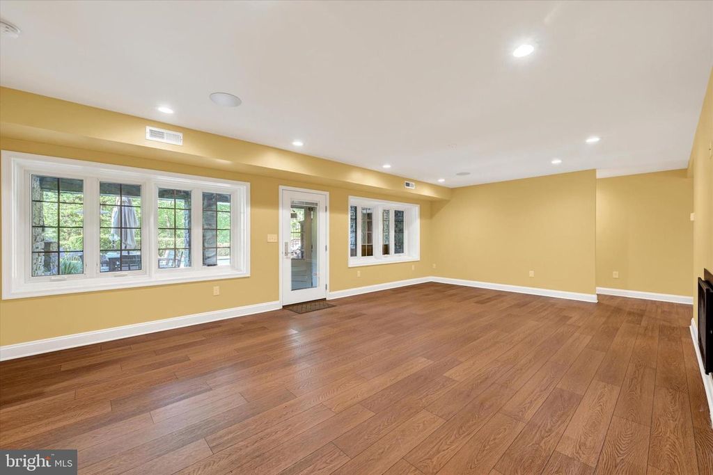 Image 43 of property listing at 904 BELLEMORE RD, Baltimore, MD 21210