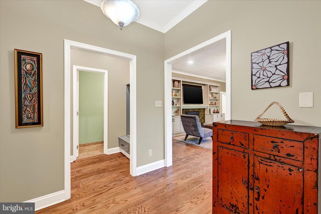Image 6 of property listing at 904 BELLEMORE RD, Baltimore, MD 21210
