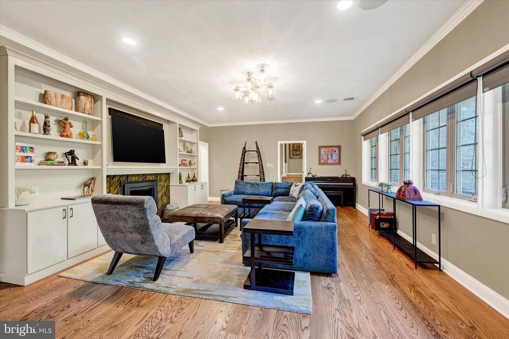 Image 8 of property listing at 904 BELLEMORE RD, Baltimore, MD 21210