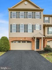 10 JAY CIR, Lemoyne, PA 17043