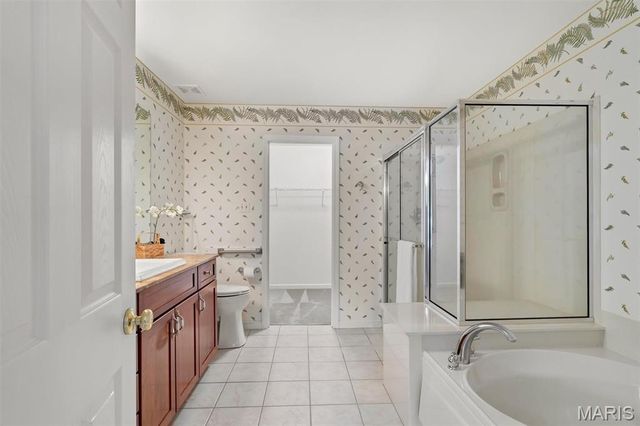 12 N Trumbull Circle 31B, St Charles, MO 63301