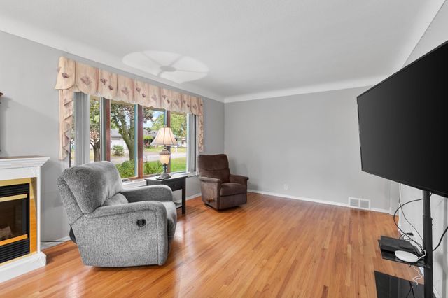 2726 Dellwood Street, Roseville, MN 55113