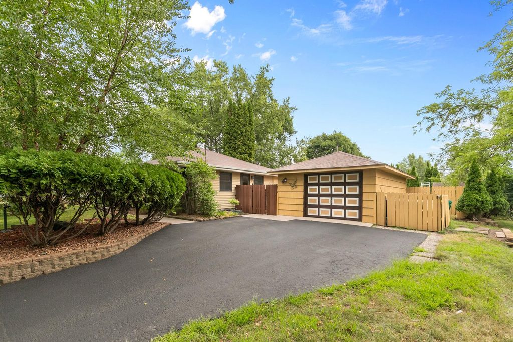 2726 Dellwood Street, Roseville, MN 55113 — photo 4