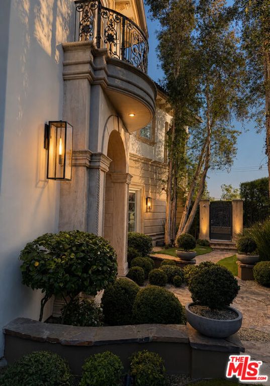 Image 1 of property listing at 2680 Bowmont Dr, Beverly Hills, CA 90210