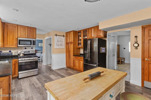 16 Twain Drive, Allentown, NJ 08501