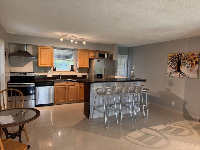 213 SW 5th St, Hallandale Beach, FL 33009