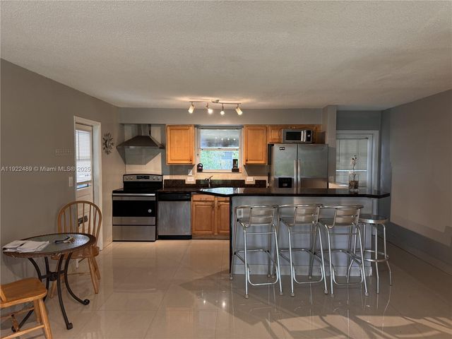 213 SW 5th St, Hallandale Beach, FL 33009