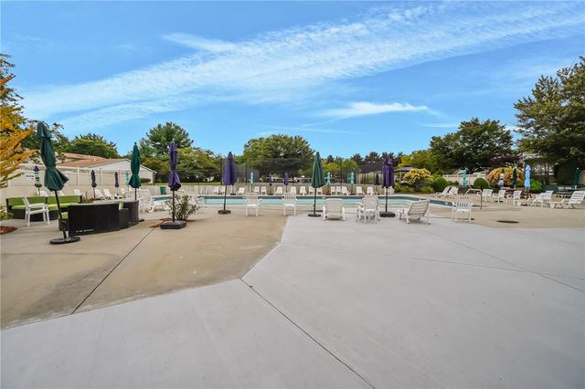 995 Williamsburg Circle, Warwick, RI 02886