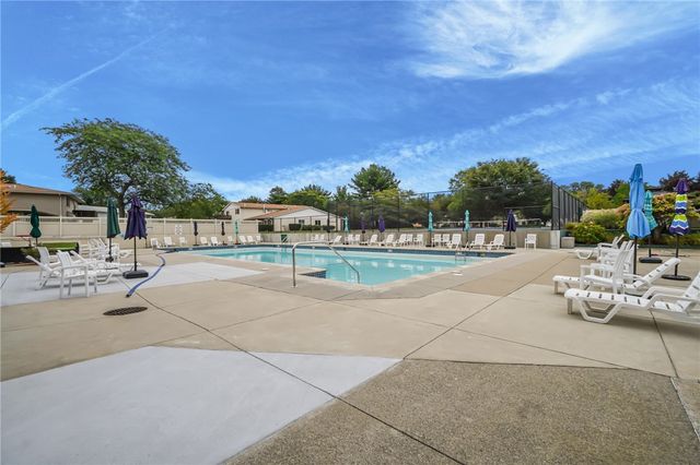 995 Williamsburg Circle, Warwick, RI 02886